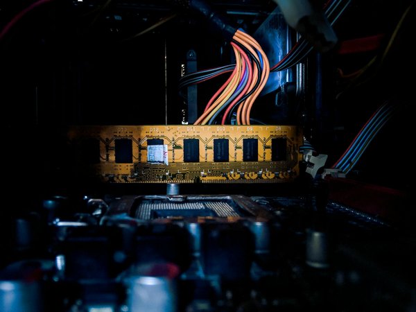 Welke technologische trends beïnvloeden de toekomst van informatica-materiaal?